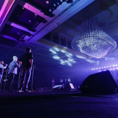 演出：《Wake Up》