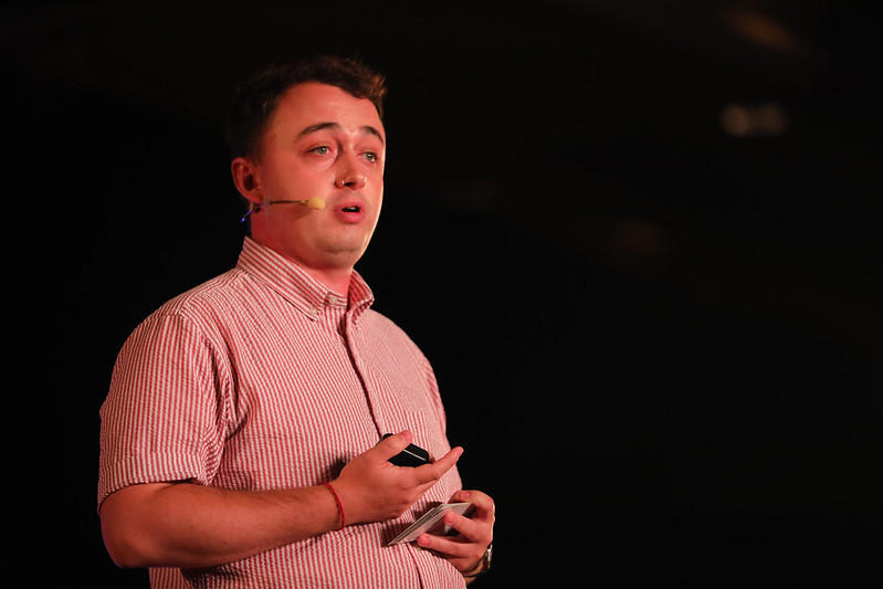 用镜头留住那些逐渐淡去的记忆与传统